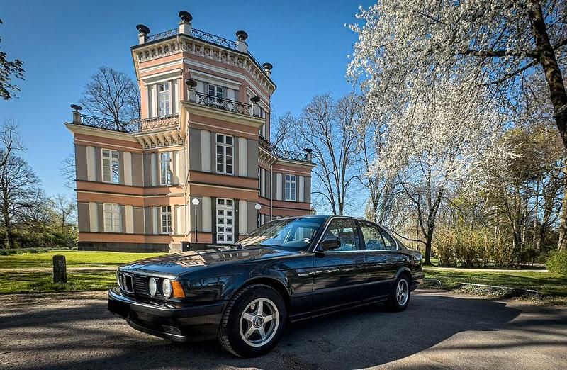 Schwarz Gebraucht 1992 BMW 520 Limousine | 8.999 € - Bild 1/4