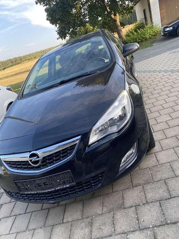 Gebraucht Opel Astra Design Edition 140 PS (102 kW) 2012 Schwarz Kleinwagen