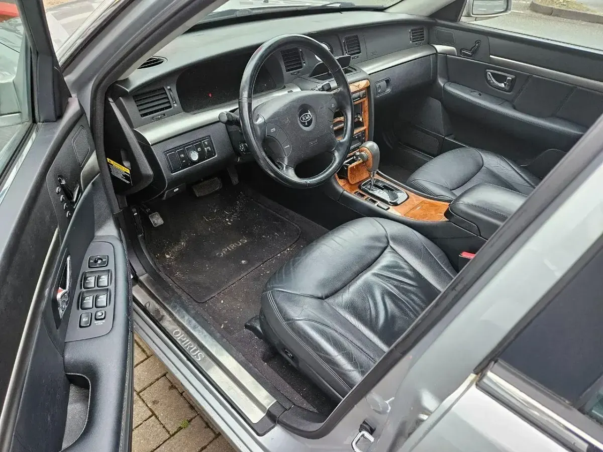 Gebraucht Kia Opirus 200 PS (147 kW) 2006 Silber Limousine