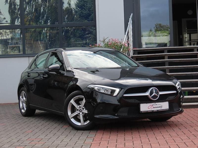 Schwarz Gebraucht 2018 Mercedes A200 Night Limousine | 17.900 € (Guter Preis) - Bild 1/4