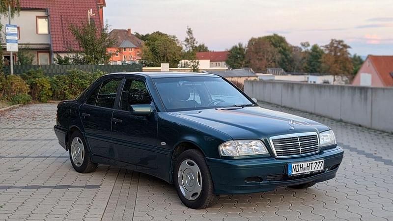 Grün Gebraucht 1997 Mercedes C180 Classic Limousine | 2.300 € (Fairer Preis) - Bild 1/4