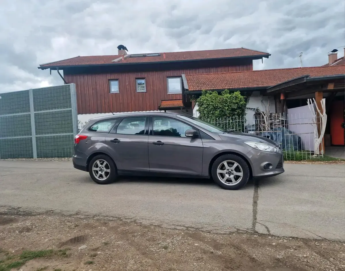 Usado Ford Focus 101 CV (74 kW) 2014 Marrón Familiar