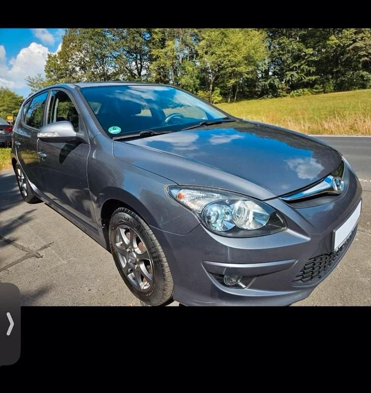 Grau Gebraucht 2011 Hyundai i30 Classic Kombi | 4.000 € (Etwas zu teuer) - Bild 1/4