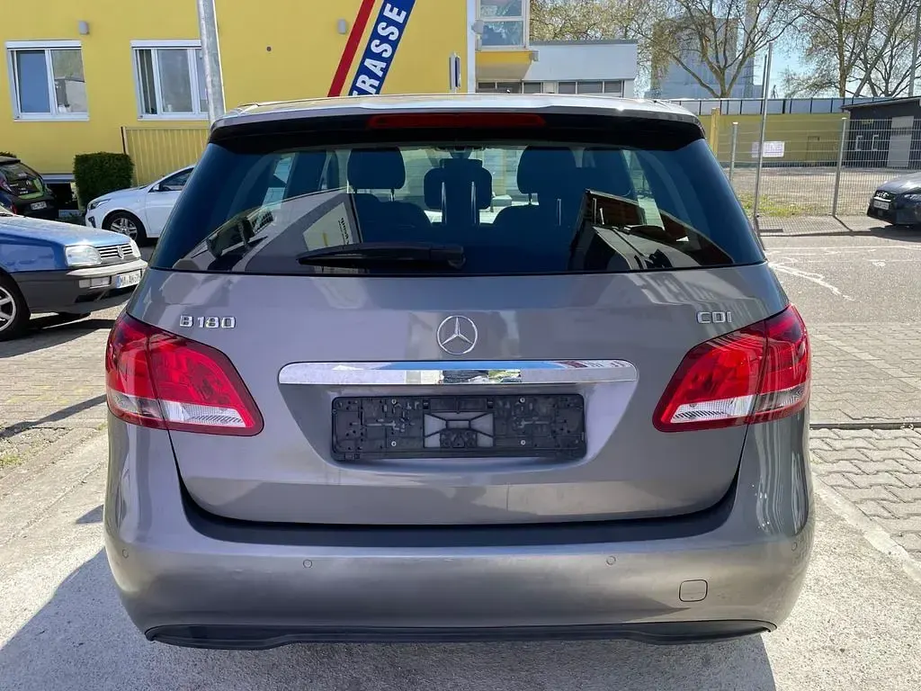 Gebraucht Mercedes B180 109 PS (80 kW) 2015 Grau Van / Kleinbus