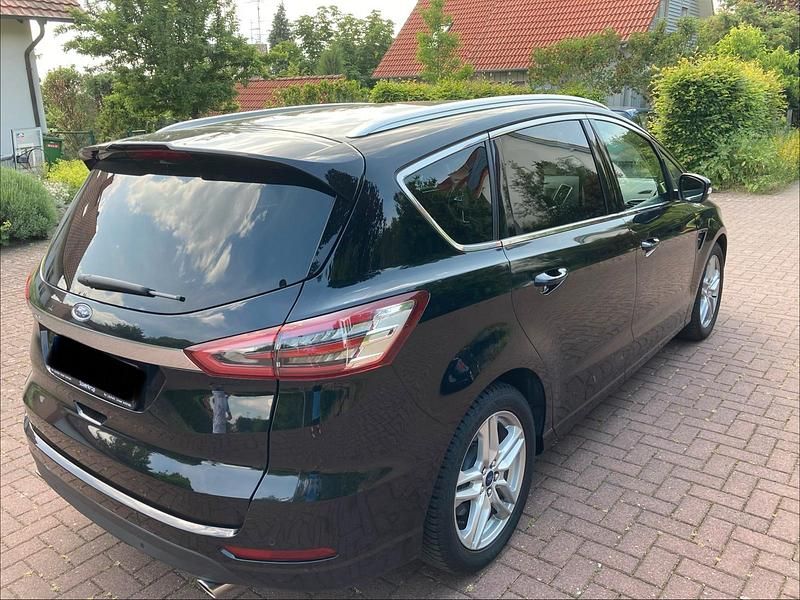 Gebraucht Ford S-MAX Titanium 165 PS (121 kW) 2019 Schwarz Van / Kleinbus