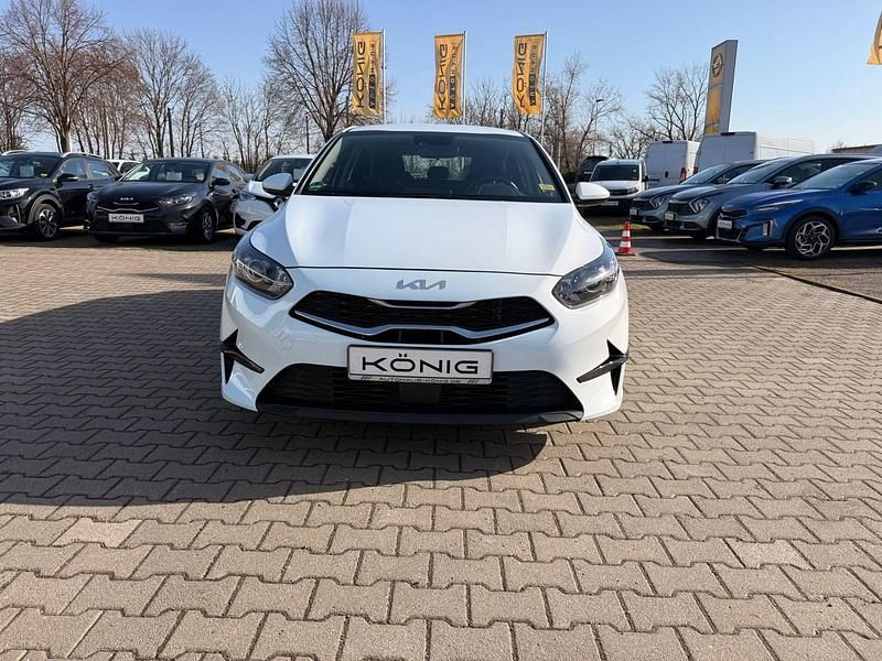 Gebraucht Kia Ceed Edition 7 120 PS (88 kW) 2023 Weiß Kleinwagen