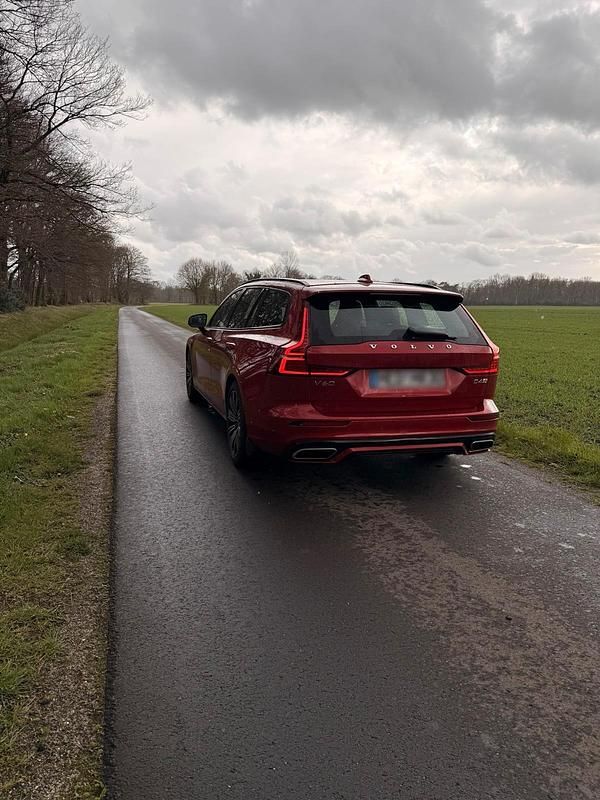 Gebraucht Volvo V60 R-Design 194 PS (142 kW) 2019 Rot Kombi