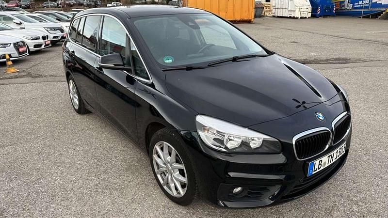 Schwarz 2 Gebraucht 2016 BMW 220 Gran Tourer Advantage Van / Kleinbus | 9.999 € (Fairer Preis) - Bild 1/4