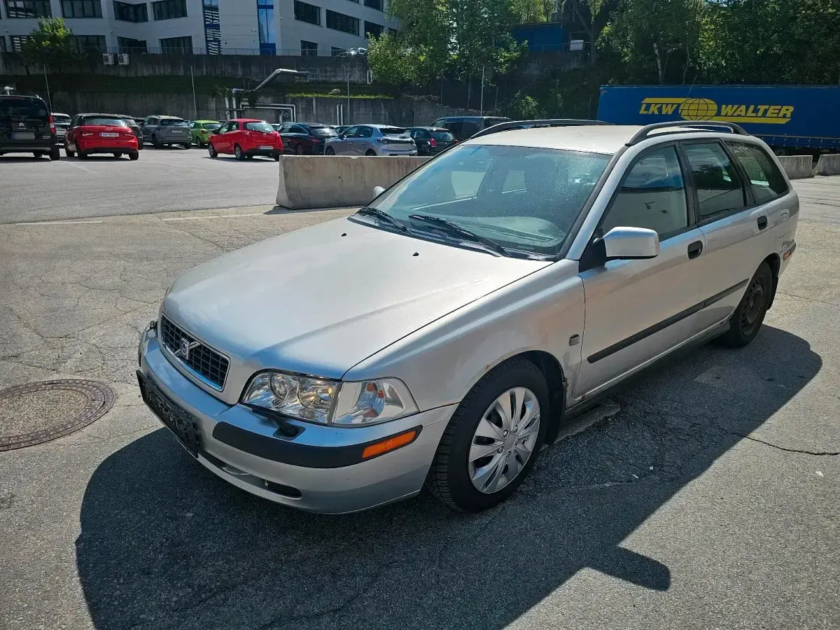 Second-hand Volvo V40 122 CP (89 kW) 2003 Argintiu Break