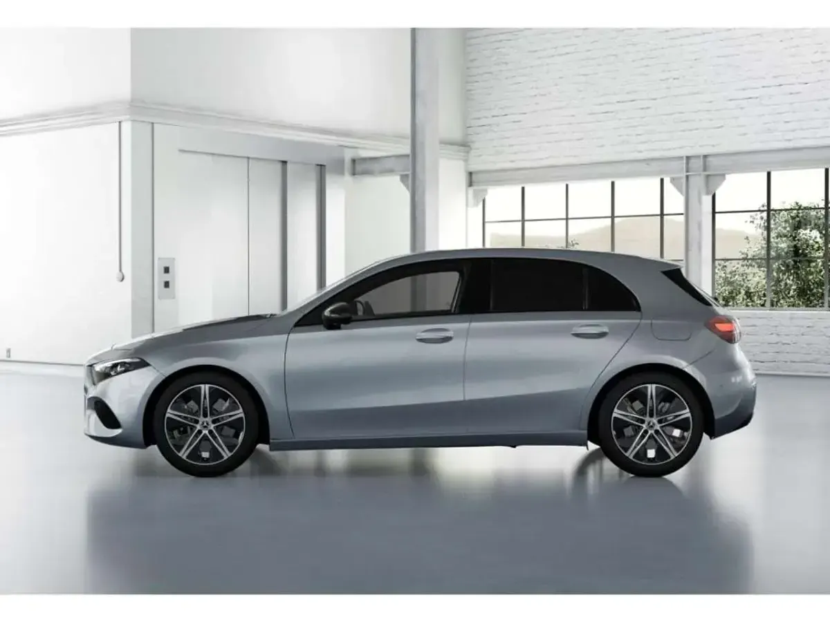 Gebraucht Mercedes A220 Night 190 PS (139 kW) 2024 Metalliclack hightechsilber Limousine