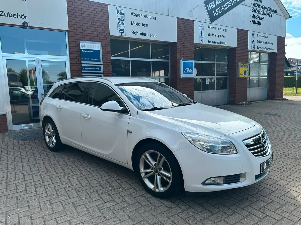 Gebraucht Opel Insignia Design Edition 160 PS (117 kW) 2011 Weiß Kombi