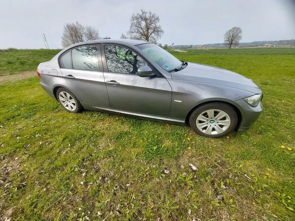 Gebraucht BMW 318 143 PS (105 kW) 2009 Silber Limousine