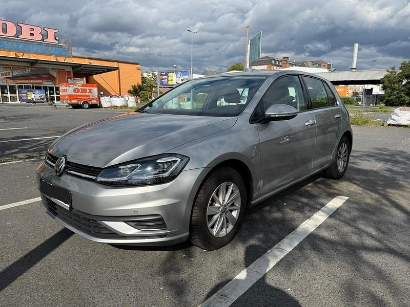 Silber Gebraucht 2018 VW Golf Limousine | 10.900 € (Guter Preis) - Bild 1/4