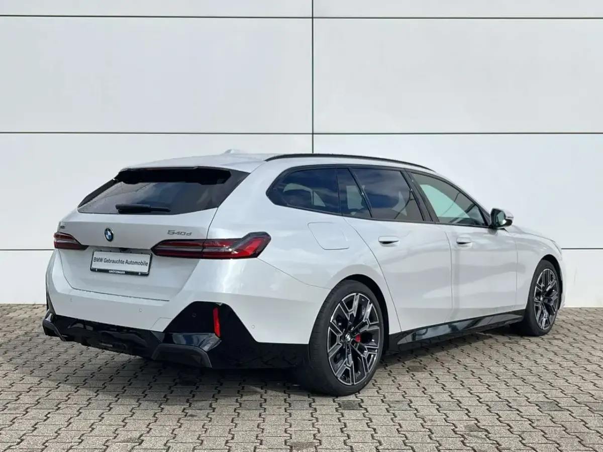 Gebraucht BMW 540 M Sport 303 PS (222 kW) 2025 Mineralweiss metallic Kombi