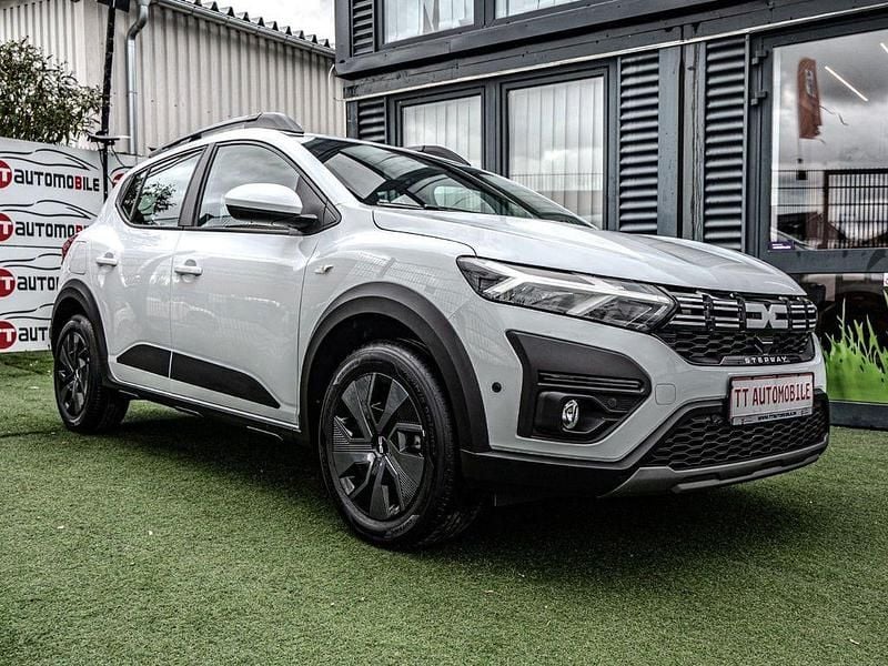 Weiß Gebraucht 2024 Dacia Sandero Stepway Kleinwagen | 16.999 € (Fairer Preis) - Bild 1/4