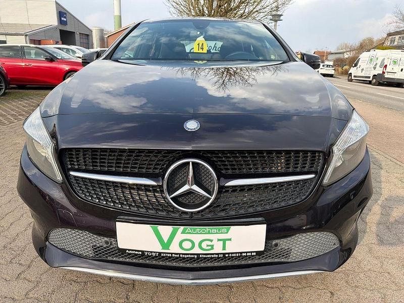 Gebraucht Mercedes A180 122 PS (89 kW) 2016 Violett Limousine
