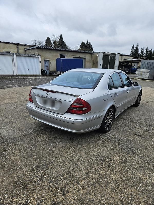 Gebraucht Mercedes E270 Avantgarde 177 PS (130 kW) 2002 Silber Limousine