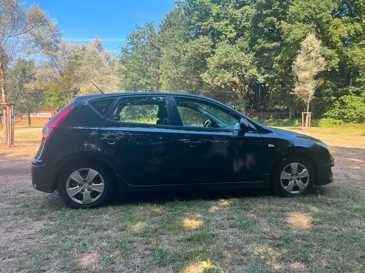Gebraucht Hyundai i30 109 PS (80 kW) 2011 Schwarz Limousine