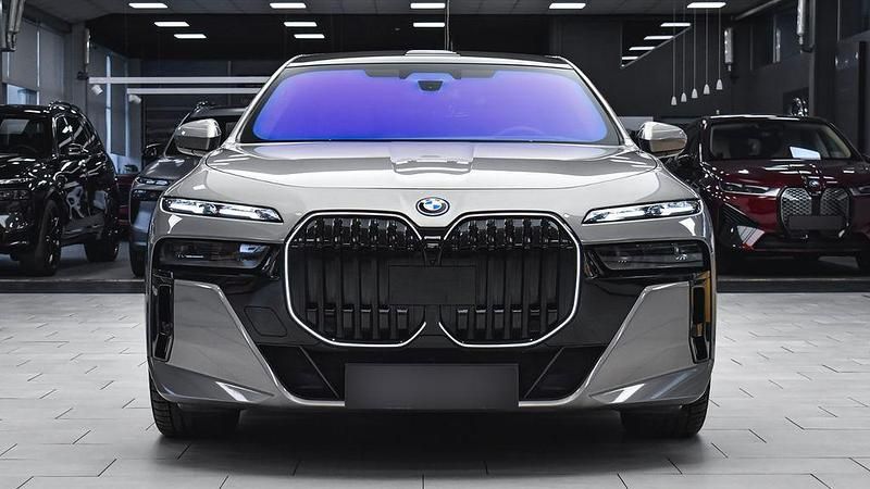 Grau Gebraucht 2024 BMW 750e M Sport Limousine | 119.950 € - Bild 1/4