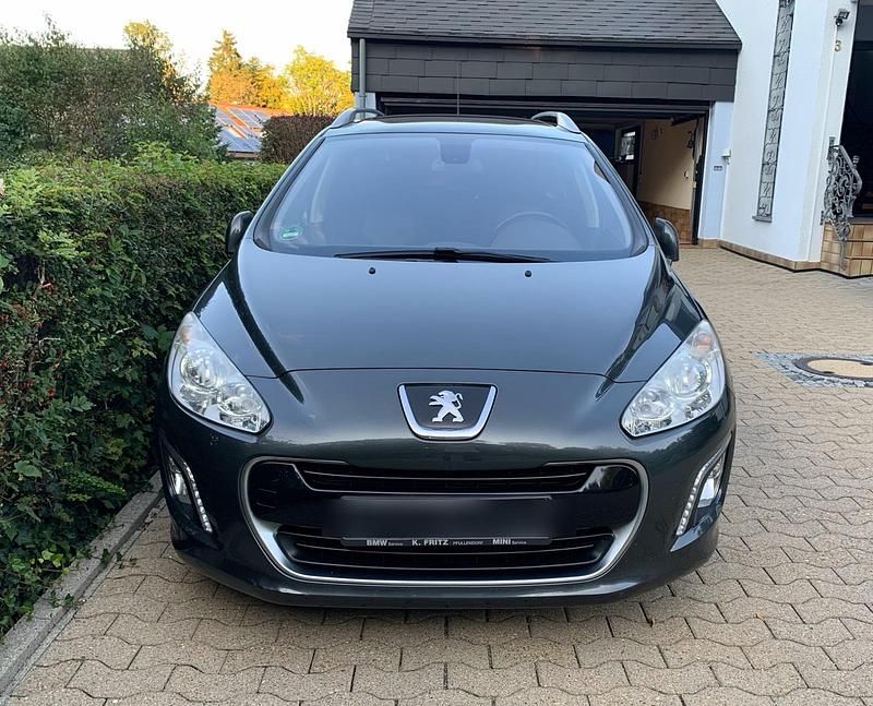 Grau Gebraucht 2012 Peugeot 308 Kombi | 2.800 € (Fairer Preis) - Bild 1/4