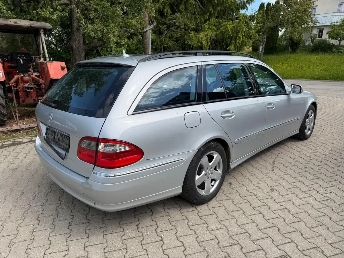Usado Mercedes E220 Avantgarde 170 CV (125 kW) 2007 Plateado Familiar