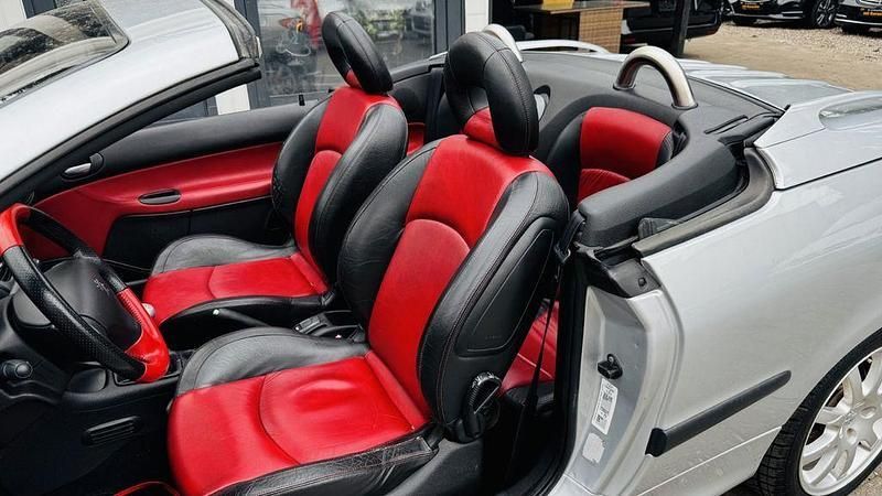 Grau Gebraucht 2002 Peugeot 206 CC Platinum Cabrio | 2.399 € (Etwas zu teuer) - Bild 1/4