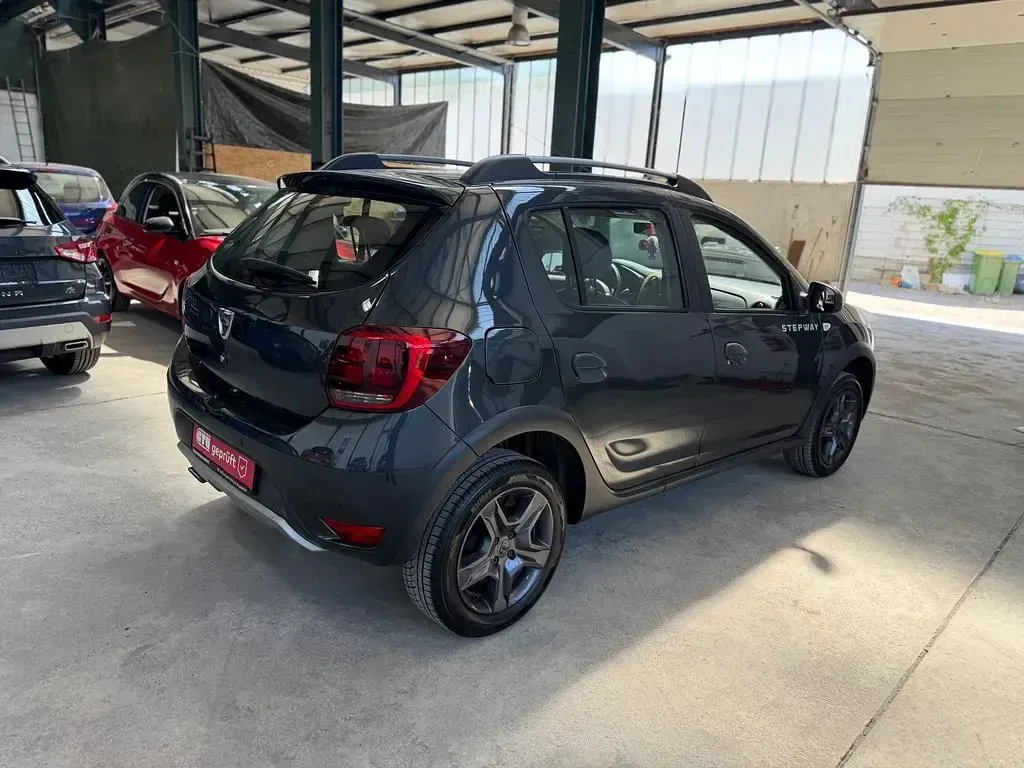 Gebraucht Dacia Sandero Celebration 90 PS (66 kW) 2017 Grau Limousine