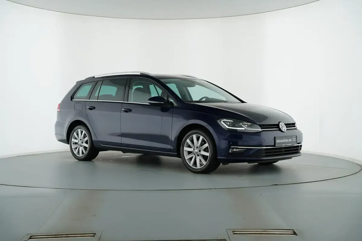 Gebraucht VW Golf VII Highline 150 PS (110 kW) 2020 Atlantik blue metallic Kombi