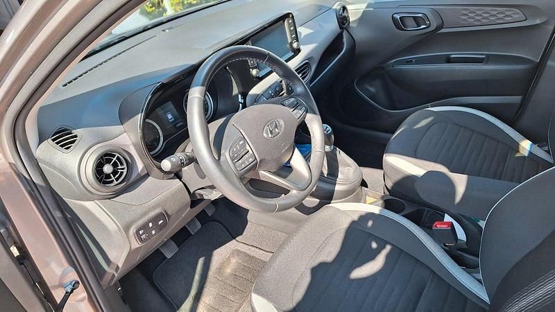 Gebraucht Hyundai i10 Trend 84 PS (61 kW) 2022 Grau Kleinwagen