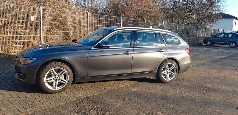 Grau Gebraucht 2013 BMW 335 Sport Line Kombi | 17.100 € (Fairer Preis) - Bild 1/4