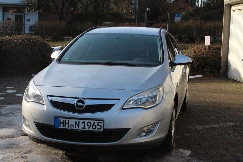 Gebraucht Opel Astra Design Edition 140 PS (102 kW) 2011 Grau Kombi
