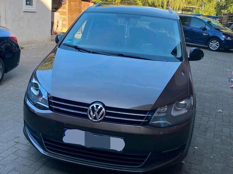 Braun Gebraucht 2012 VW Sharan Match Van / Kleinbus | 12.100 € (Etwas zu teuer) - Bild 1/4