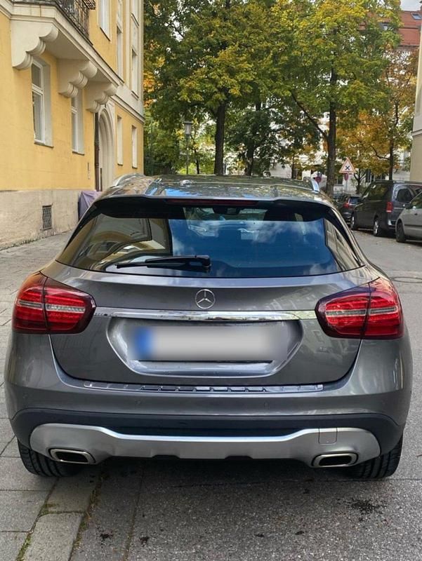 Grau Gebraucht 2018 Mercedes GLA200 SUV | 18.400 € (Guter Preis) - Bild 1/4