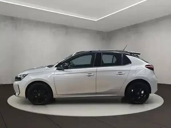 Używany Opel Corsa 101 KM (74 kW) 2024 Srebrny Hatchback