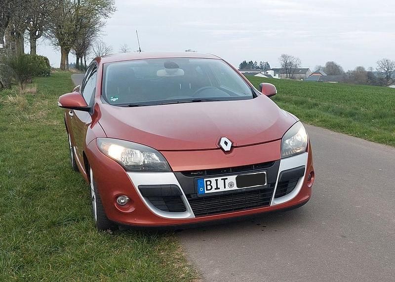 Gebraucht Renault Mégane III Dynamique 179 PS (131 kW) 2010 Orange Coupé