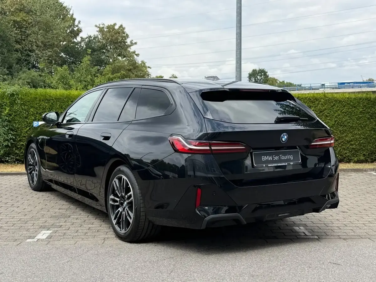 Neu BMW 530e M Sport 190 PS (139 kW) 2026 Schwarz Kombi