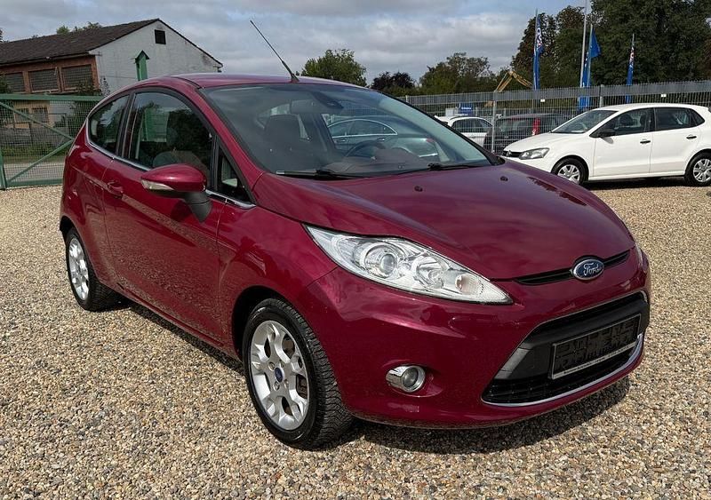 Rot Gebraucht 2012 Ford Fiesta Titanium Kleinwagen | 5.490 € (Etwas zu teuer) - Bild 1/4