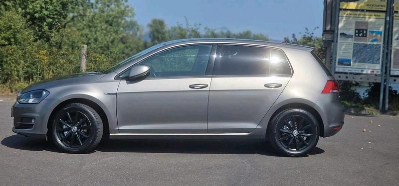 Grau Gebraucht 2015 VW Golf VII Kleinwagen | 6.999 € (Guter Preis) - Bild 1/4