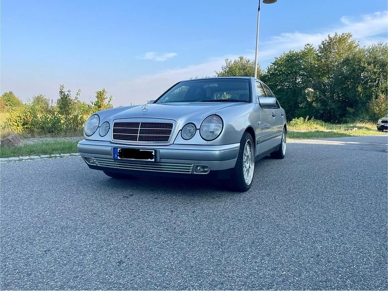 Silber Gebraucht 1998 Mercedes E240 Limousine | 7.000 € - Bild 1/4