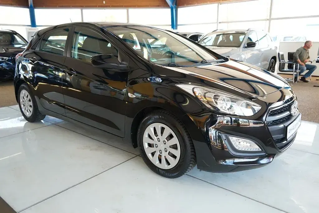 Gebraucht Hyundai i30 Classic 101 PS (74 kW) 2015 Schwarz Limousine