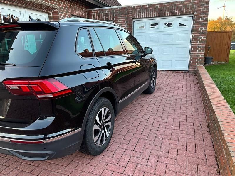 Gebraucht VW Tiguan Active 150 PS (110 kW) 2023 Schwarz SUV