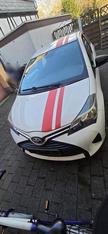 Gebraucht Toyota Yaris 69 PS (50 kW) 2015 Weiß Kleinwagen