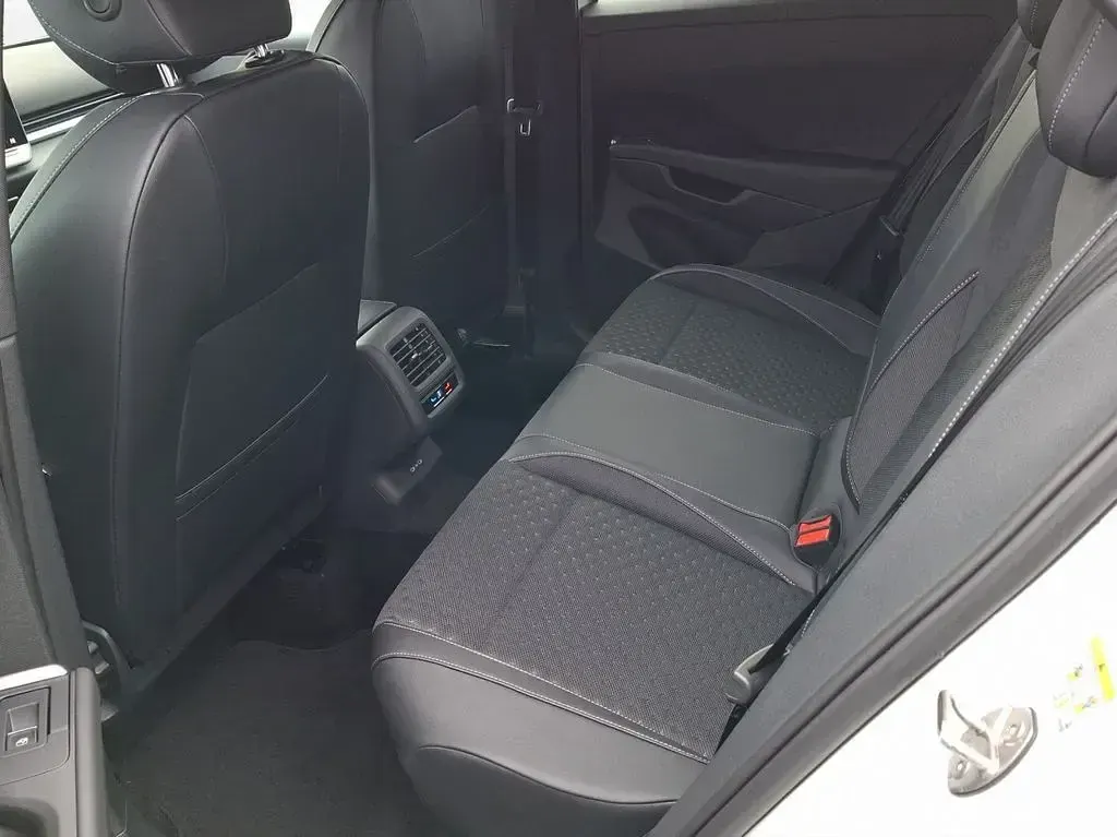 Neu VW T-Roc R-line 150 PS (110 kW) 2026 Pure white SUV