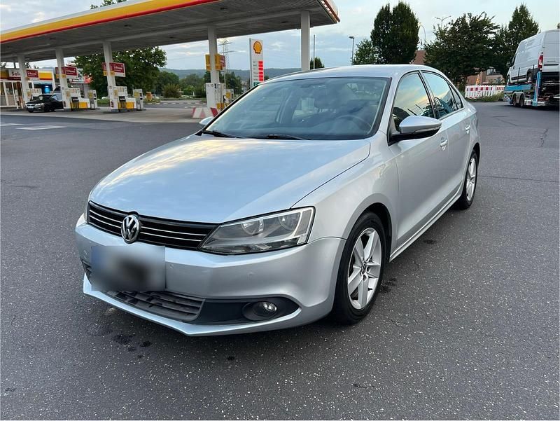 Silber Gebraucht 2011 VW Jetta Limousine | 7.950 € (Etwas zu teuer) - Bild 1/4