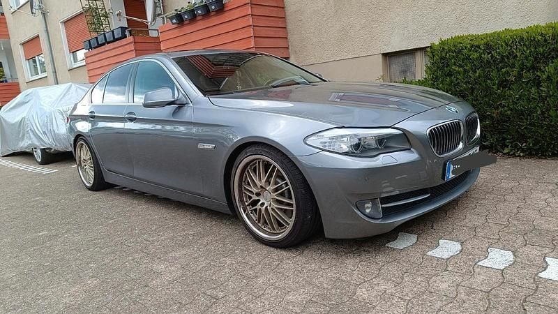 Grau Gebraucht 2010 BMW 525 Limousine | 9.300 € (Etwas zu teuer) - Bild 1/4