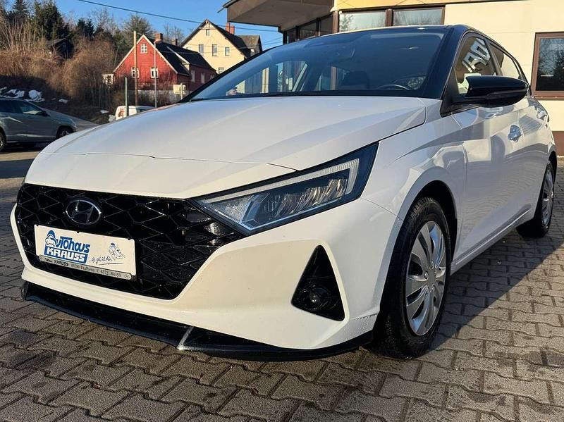 Polar white/ black Gebraucht 2021 Hyundai i20 Intro Edition Kleinwagen | 15.595 € (Fairer Preis) - Bild 1/4