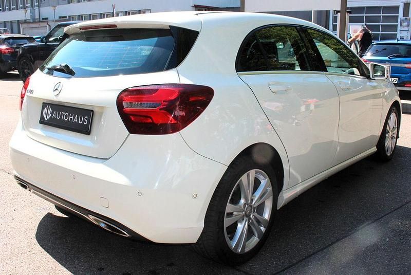 Gebraucht Mercedes A180 122 PS (89 kW) 2016 Calcitweiss  unilack Limousine