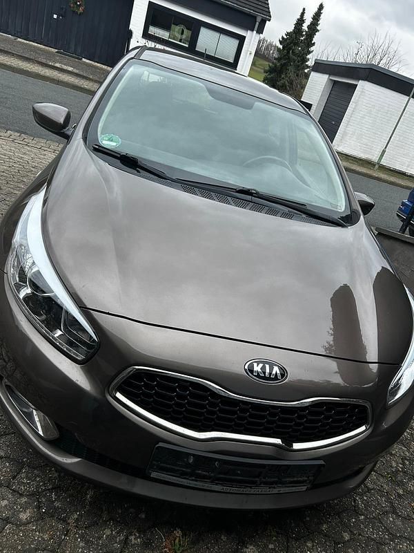 Gebraucht Kia Ceed Spirit 128 PS (94 kW) 2014 Braun Kleinwagen