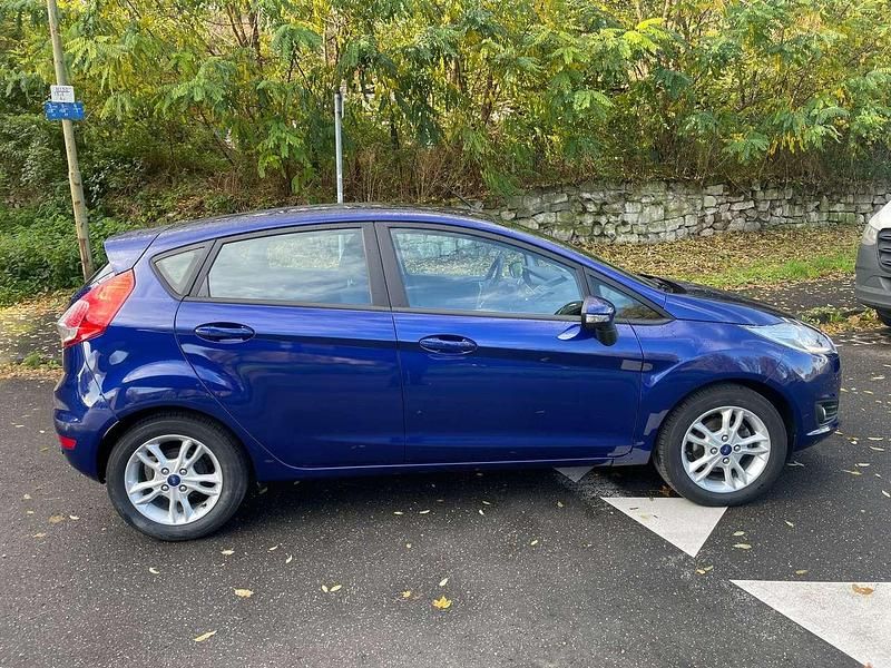 Gebraucht Ford Fiesta Celebration 101 PS (74 kW) 2016 Blau Kleinwagen
