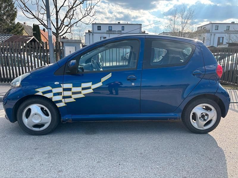 Gebraucht Toyota Aygo 60 PS (44 kW) 2008 Blau Kleinwagen
